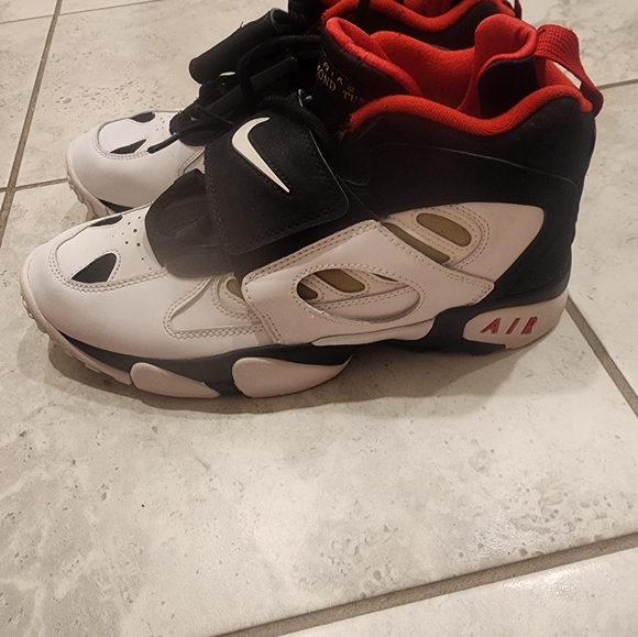 NIKE 49ERS EDITON DIAMOND TURF 2, SPEED TURF , AND DIAMOND TURF 96 MAX . - Picture 10 of 11
